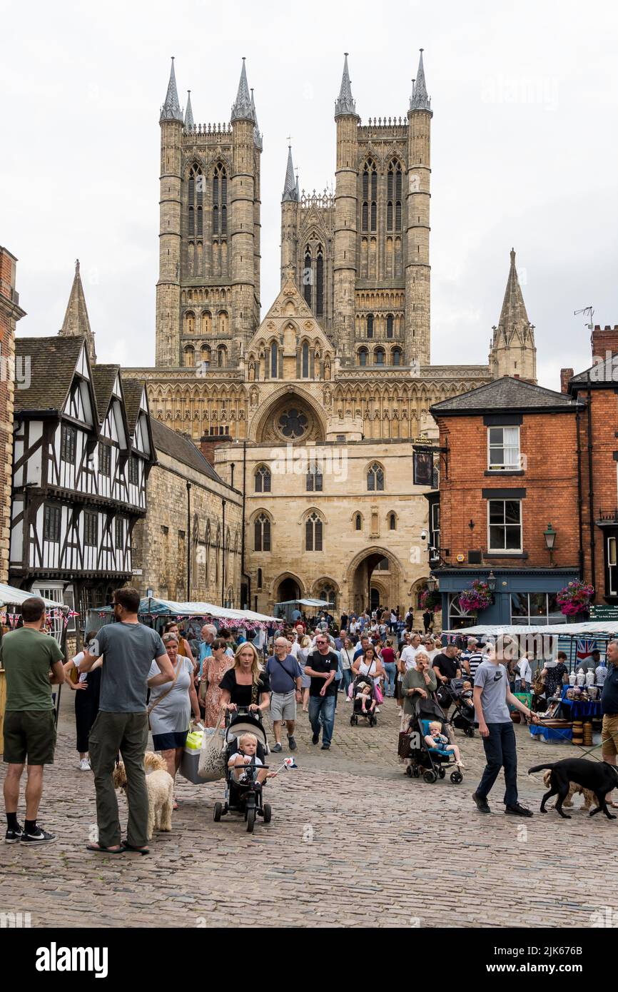 crowds gathering in the morning on Castle Hill and Chequers gate for the 1940's weekend Lincoln 1940's weekend, Lincoln Cathedral Quarter, 23rd July 2 Stock Photo