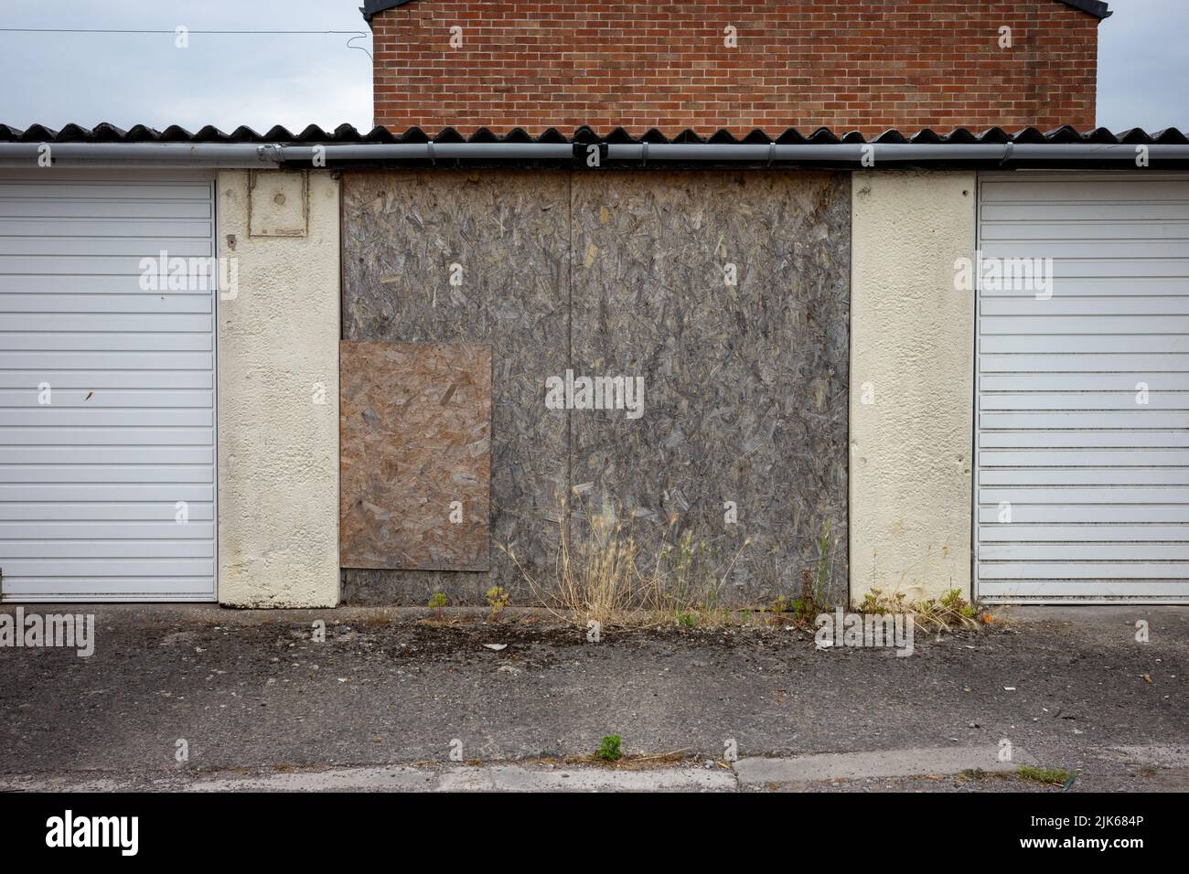 Board up garage door (Jul22 Stock Photo Alamy