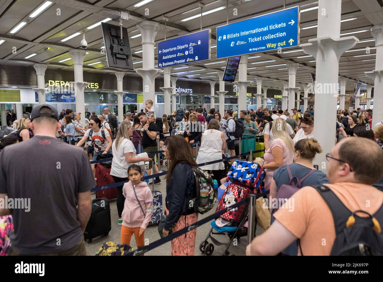 Eurostar travellers form long queues that go all the way up the departure hall at London King’s Cross St. Pancras this morning.   Image shot on 29th J Stock Photo