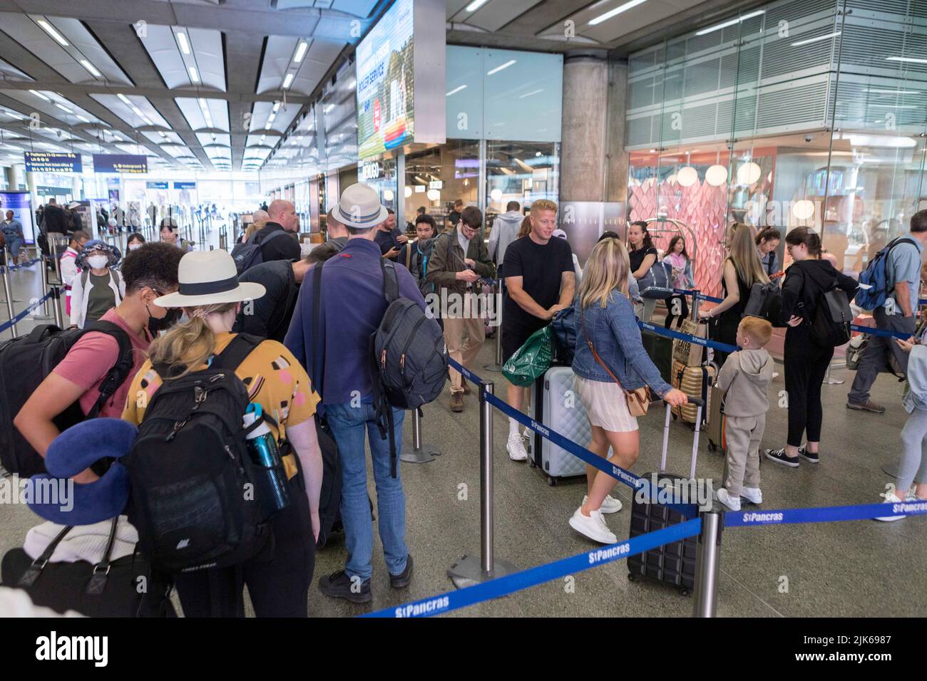 Eurostar travellers form long queues that go all the way up the departure hall at London King’s Cross St. Pancras this morning.   Image shot on 29th J Stock Photo