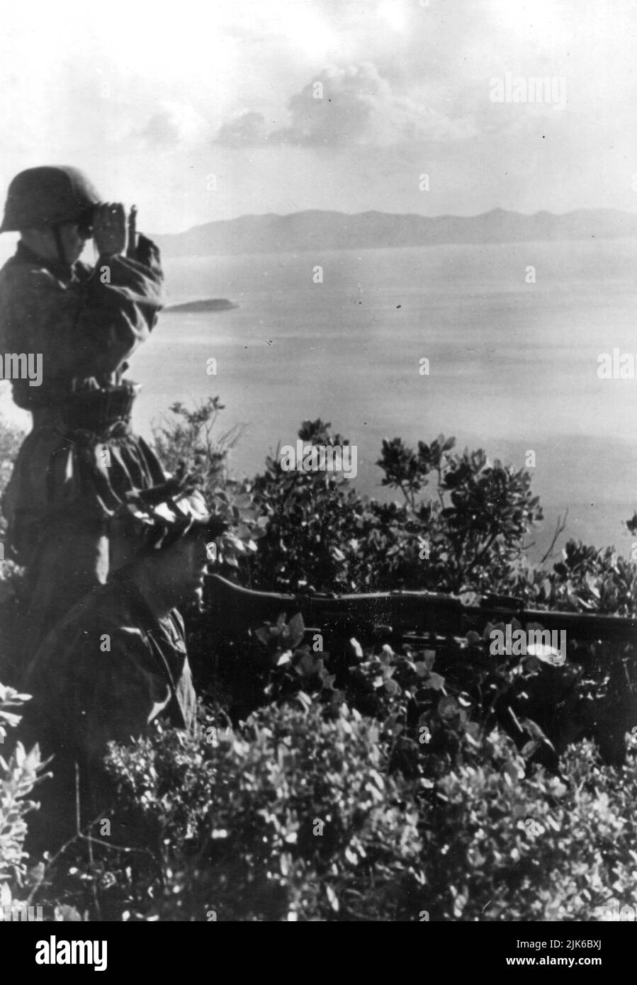 The Nazi German elite troops th Waffen-SS had many divisions of foreign volunteers who believed in nazism. Two soldiers from the 7th SS Volunteer Mountain Division Prinz Eugen with their MG 42 machine gun on the Dalmatian coast, 1943 Stock Photo