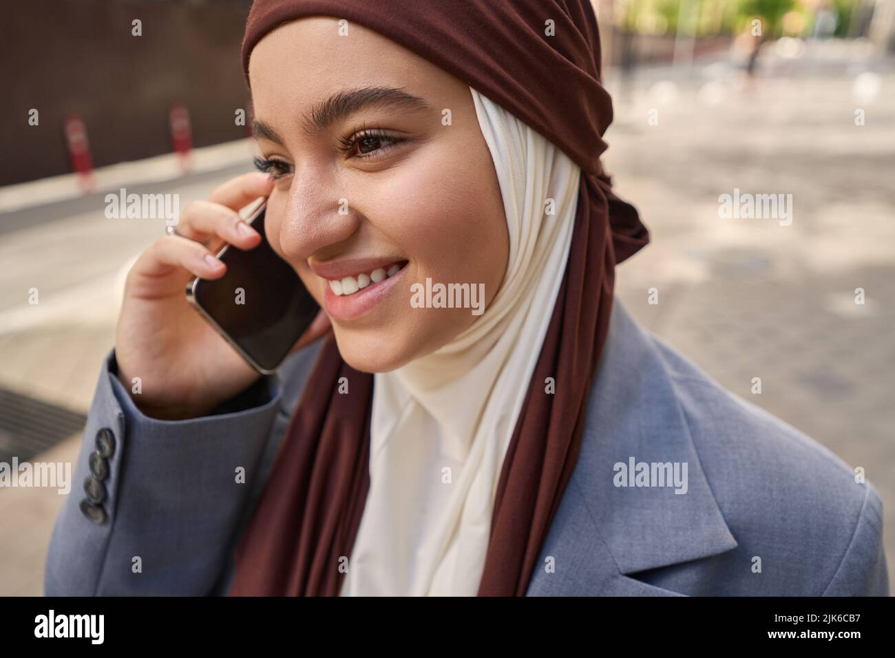 Muslim woman in hijab speak hi-res stock photography and images - Alamy