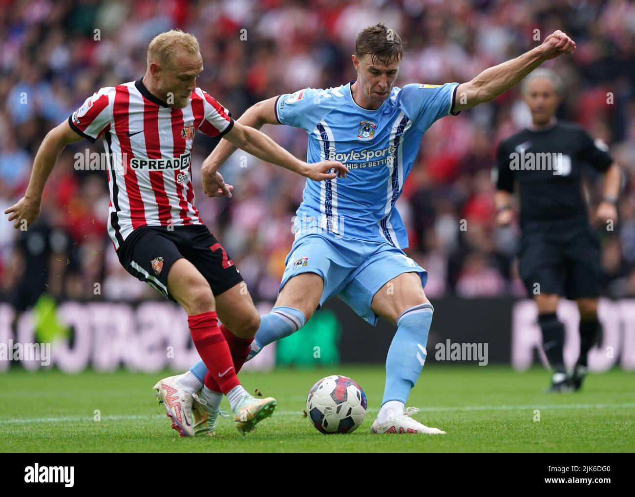 Sunderland's Alex Pritchard (left) and Coventry City's Ben Sheaf battle for the ball during the Sky Bet Championship match at the Stadium of Light, Sunderland. Picture date: Sunday July 31, 2022. Stock Photo