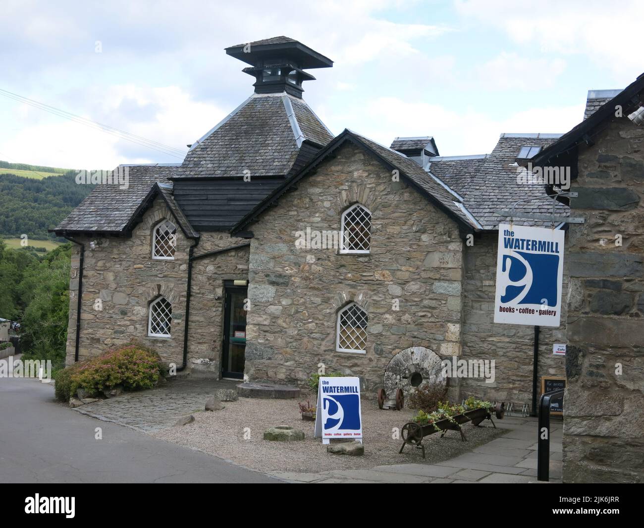 In a former oatmeal mill, The Watermill is an award-winning independent bookshop, gallery & cafe in the Scottish town of Aberfeldy. Stock Photo