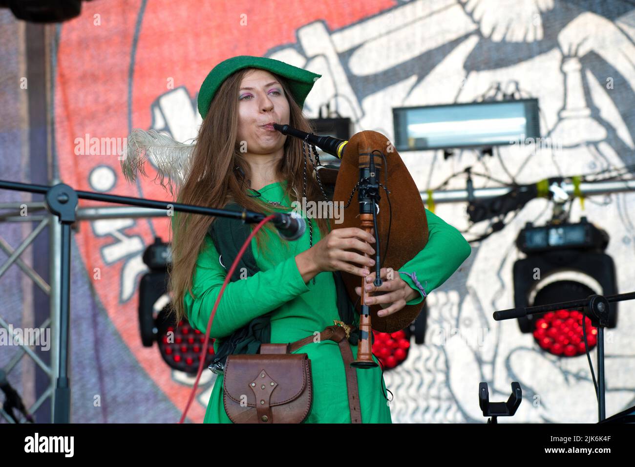 TVER REGION, RUSSIA - JULY 22, 2022: The piper girl of the folk group 'EL MENTAL' on the historical festival 'Epic Coast 2022' Stock Photo