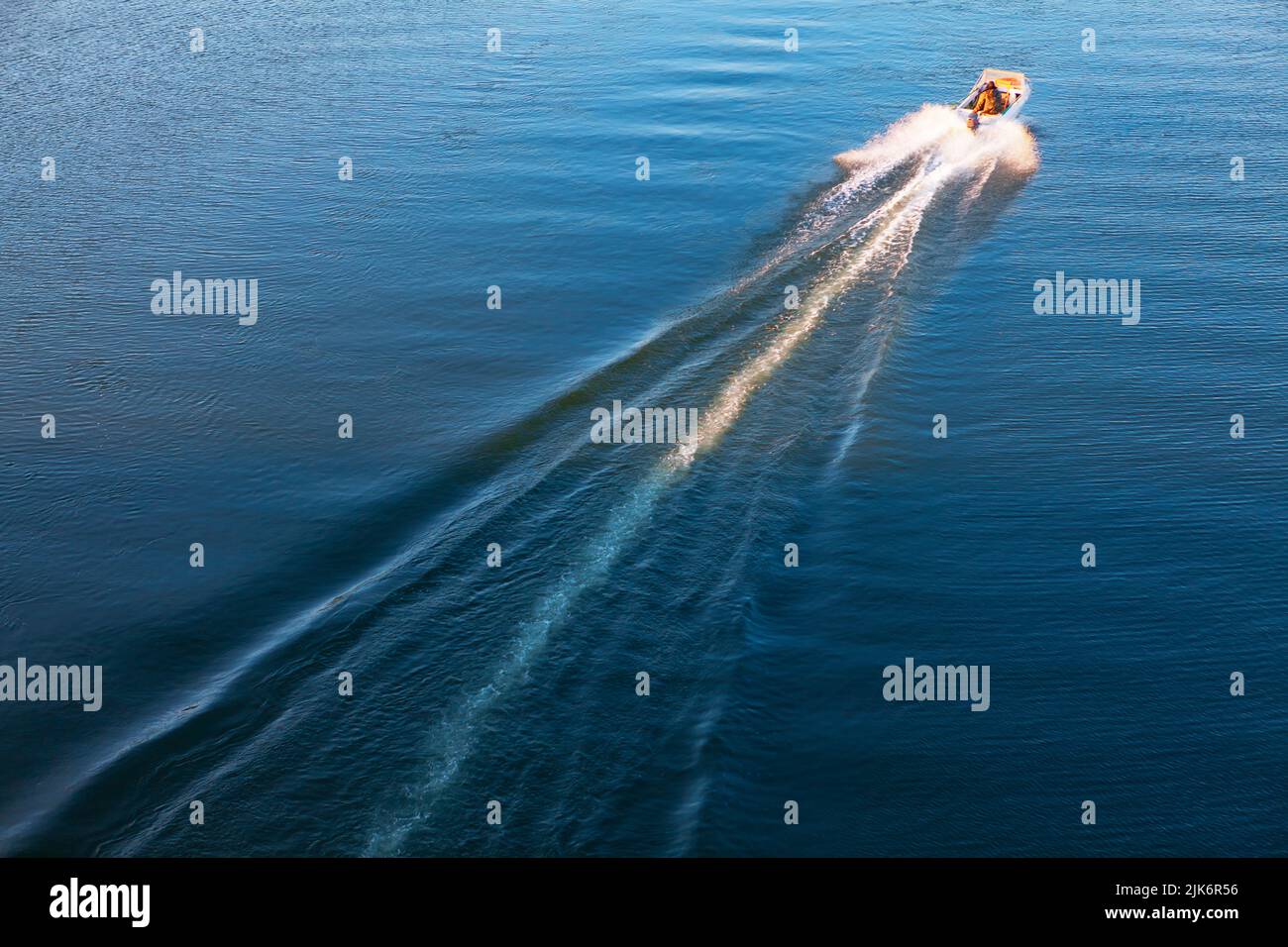 Boat trail at water surface . Moving motorboat Stock Photo - Alamy