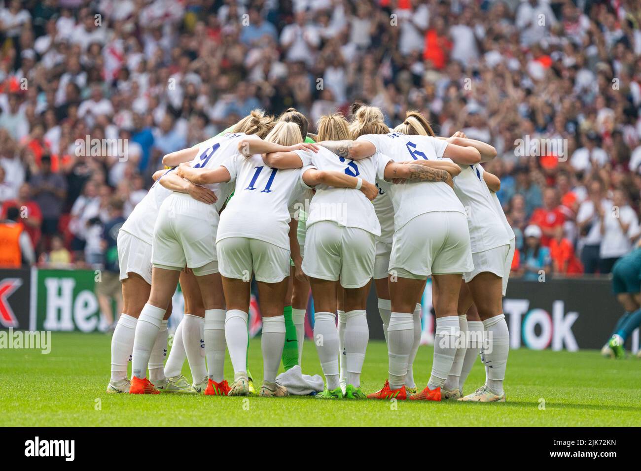 London, UK. 31st July, 2022. England team huddle during the UEFA Womens Euro 2022 Final match between England and Germany at the Wembley Stadium in London, England. (Foto: Sam Mallia/Sports Press Photo/C - ONE HOUR DEADLINE - ONLY ACTIVATE FTP IF IMAGES LESS THAN ONE HOUR OLD - Alamy) Credit: SPP Sport Press Photo. /Alamy Live News Stock Photo