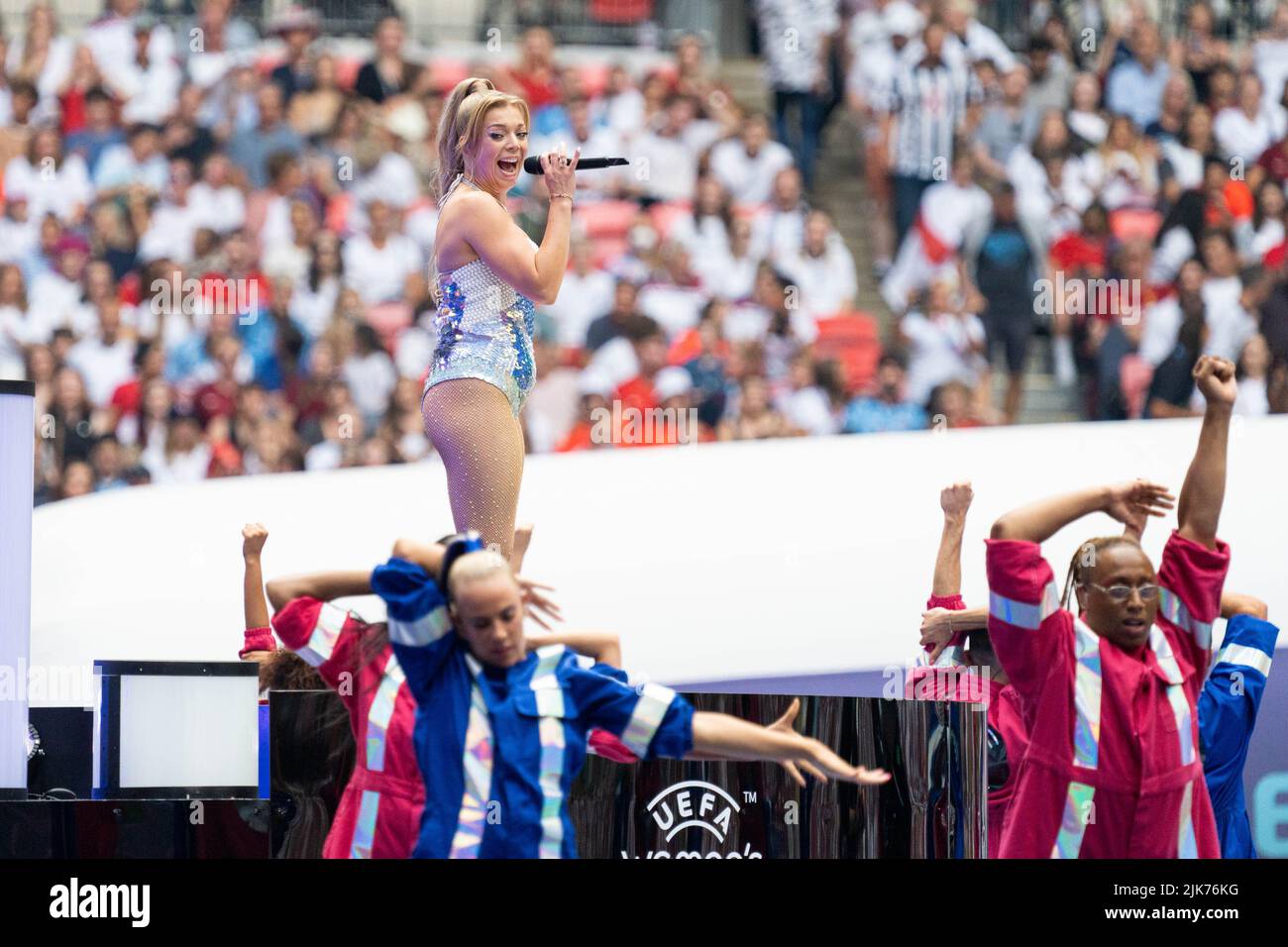 London, UK. 31st July, 2022. Becky Hill performes during the UEFA Womens Euro 2022 Final match between England and Germany at the Wembley Stadium in London, England. (Foto: Sam Mallia/Sports Press Photo/C - ONE HOUR DEADLINE - ONLY ACTIVATE FTP IF IMAGES LESS THAN ONE HOUR OLD - Alamy) Credit: SPP Sport Press Photo. /Alamy Live News Stock Photo