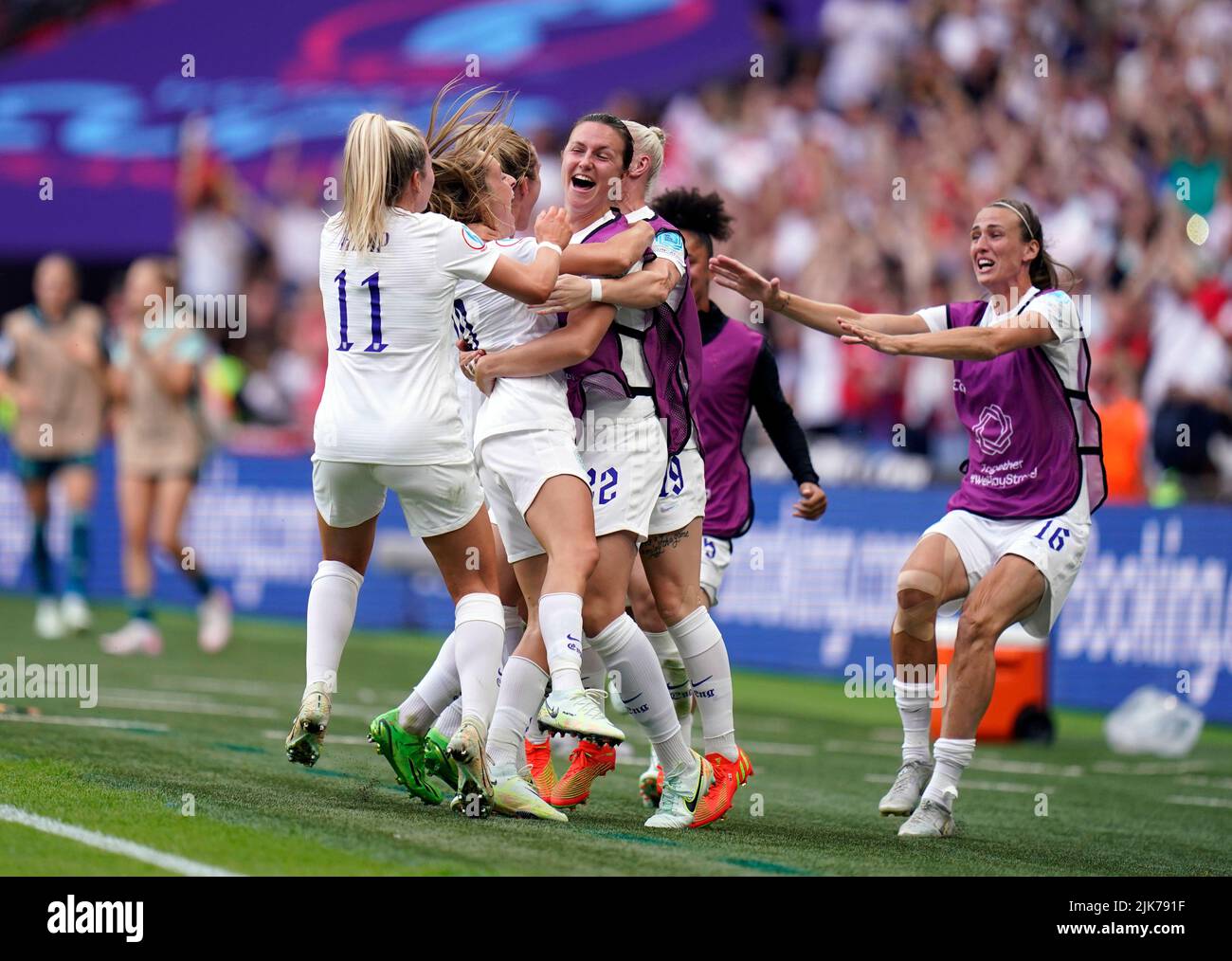 England's Ella Toone celebrates scoring the opening goal with her team mates during the UEFA Women's Euro 2022 final at Wembley Stadium, London. Picture date: Sunday July 31, 2022. Stock Photo
