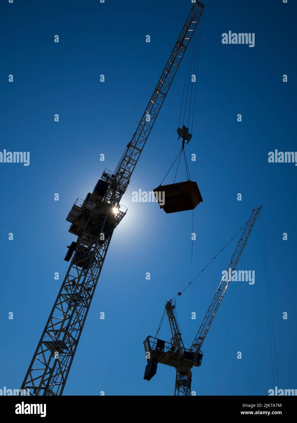 These mammoth cranes are at work on the building site for a new Oxford University Life and Mind development in South Parks Road. Many of the Universit Stock Photo