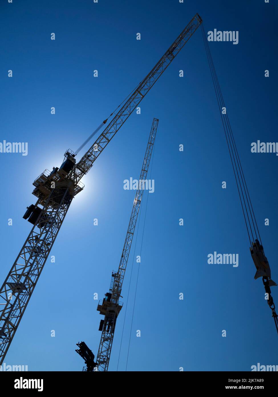 These mammoth cranes are at work on the building site for a new Oxford University Life and Mind development in South Parks Road. Many of the Universit Stock Photo