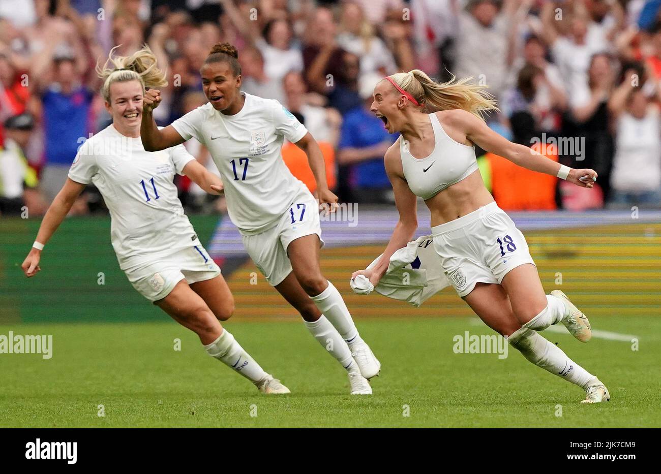 England's Chloe Kelly (right) celebrates scoring their side's second goal of the game during the UEFA Women's Euro 2022 final at Wembley Stadium, London. Picture date: Sunday July 31, 2022. Stock Photo