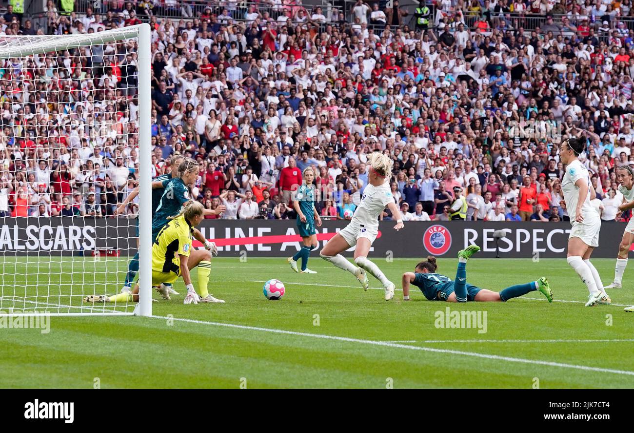 England's Chloe Kelly scores her sides second goal of the game during the UEFA Women's Euro 2022 final at Wembley Stadium, London. Picture date: Sunday July 31, 2022. Stock Photo