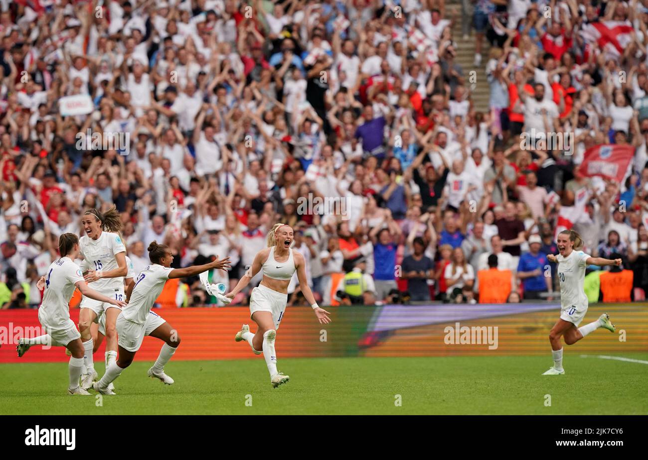 England's Chloe Kelly (centre) celebrates scoring their side's second goal of the game during the UEFA Women's Euro 2022 final at Wembley Stadium, London. Picture date: Sunday July 31, 2022. Stock Photo