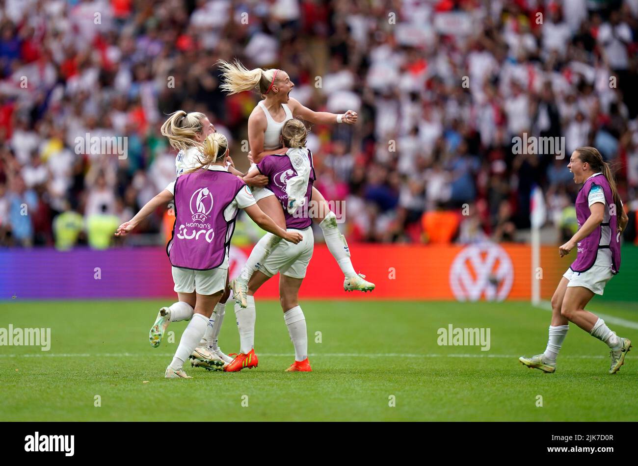 England's Chloe Kelly celebrates scoring her sides second goal of the game with team mates during the UEFA Women's Euro 2022 final at Wembley Stadium, London. Picture date: Sunday July 31, 2022. Stock Photo