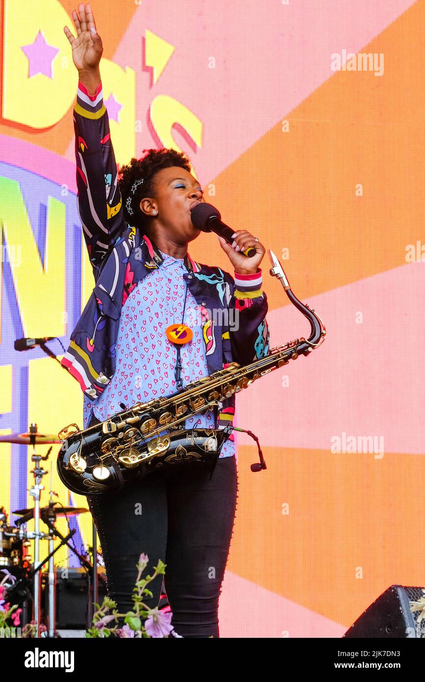 Lulworth, UK. 31st July, 2022. British musician, actor, dancer, singer and entertainer YolanDa Brown from CBeebies children's BBC TV show, YolanDa's Band Jam, performing live on stage at Camp Bestival family festival in Dorset. Dubbed “Jools Holland for kids”, YolanDa's Band Jam show won “Best Children's Programme (Pre-school)” at the Royal Television Society NW Awards in November 2019. (Photo by Dawn Fletcher-Park/SOPA Images/Sipa USA) Credit: Sipa USA/Alamy Live News Stock Photo