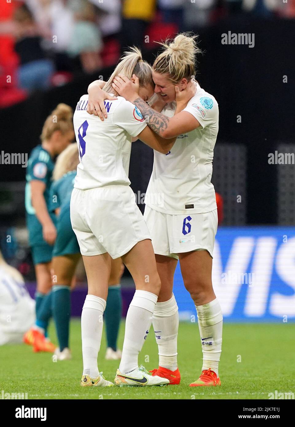 England's Leah Williamson (left) and Millie Bright celebrate after the UEFA Women's Euro 2022 final at Wembley Stadium, London. Picture date: Sunday July 31, 2022. Stock Photo