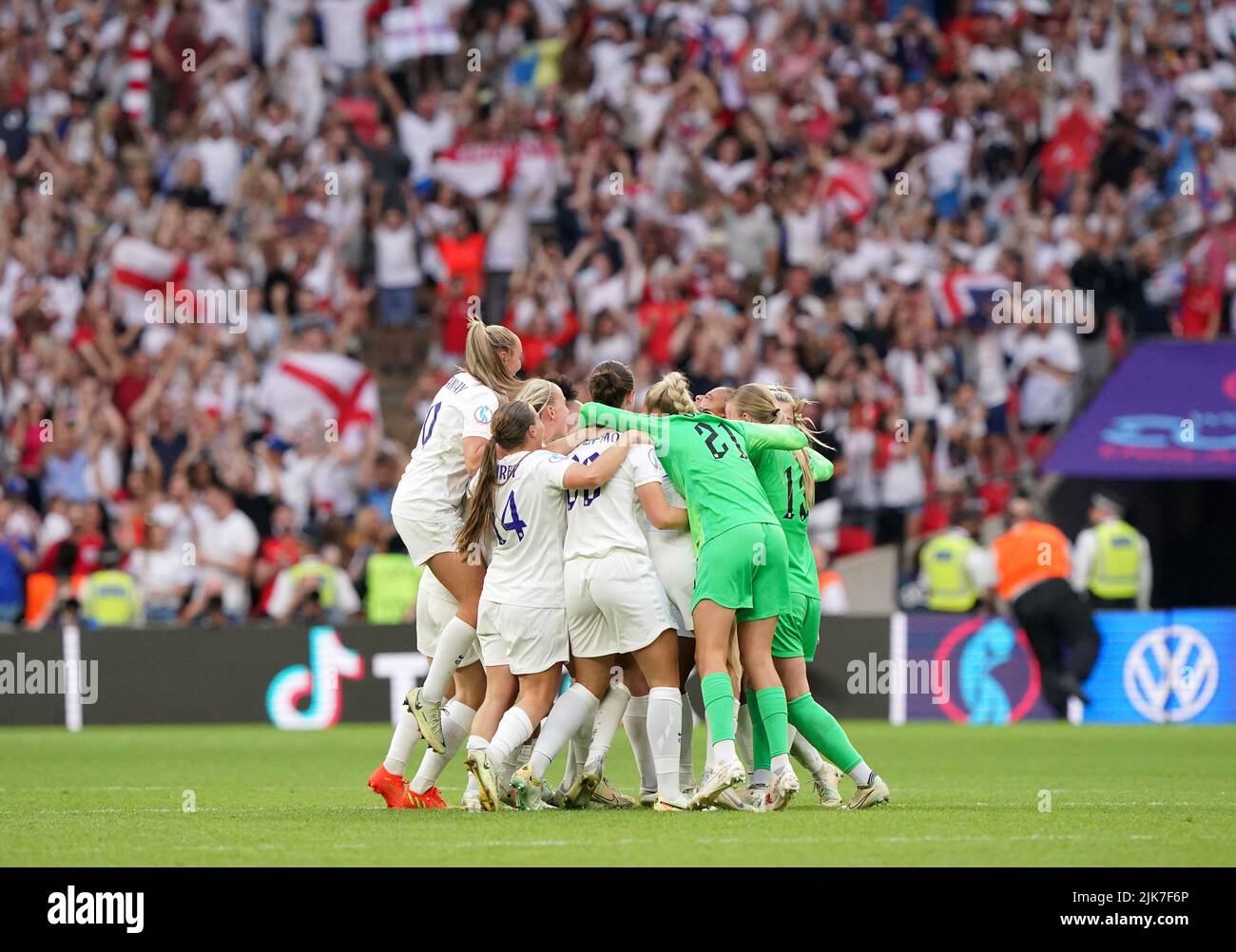 England players celebrate after the UEFA Women's Euro 2022 final at Wembley Stadium, London. Picture date: Sunday July 31, 2022. Stock Photo