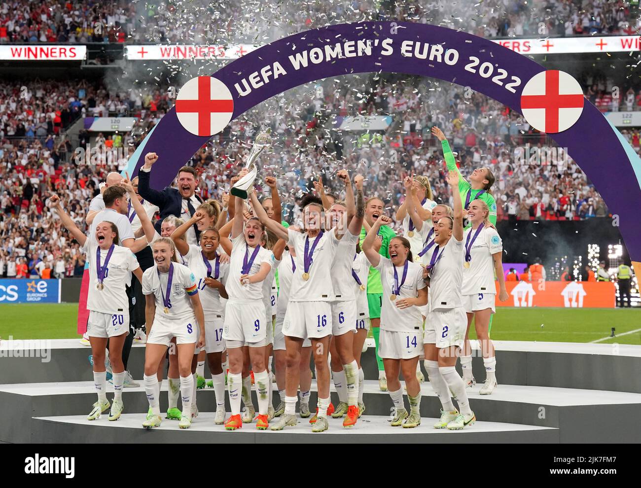 England's Ellen White and Jill Scott lift the trophy as England celebrate winning the UEFA Women's Euro 2022 final at Wembley Stadium, London. Picture date: Sunday July 31, 2022. Stock Photo