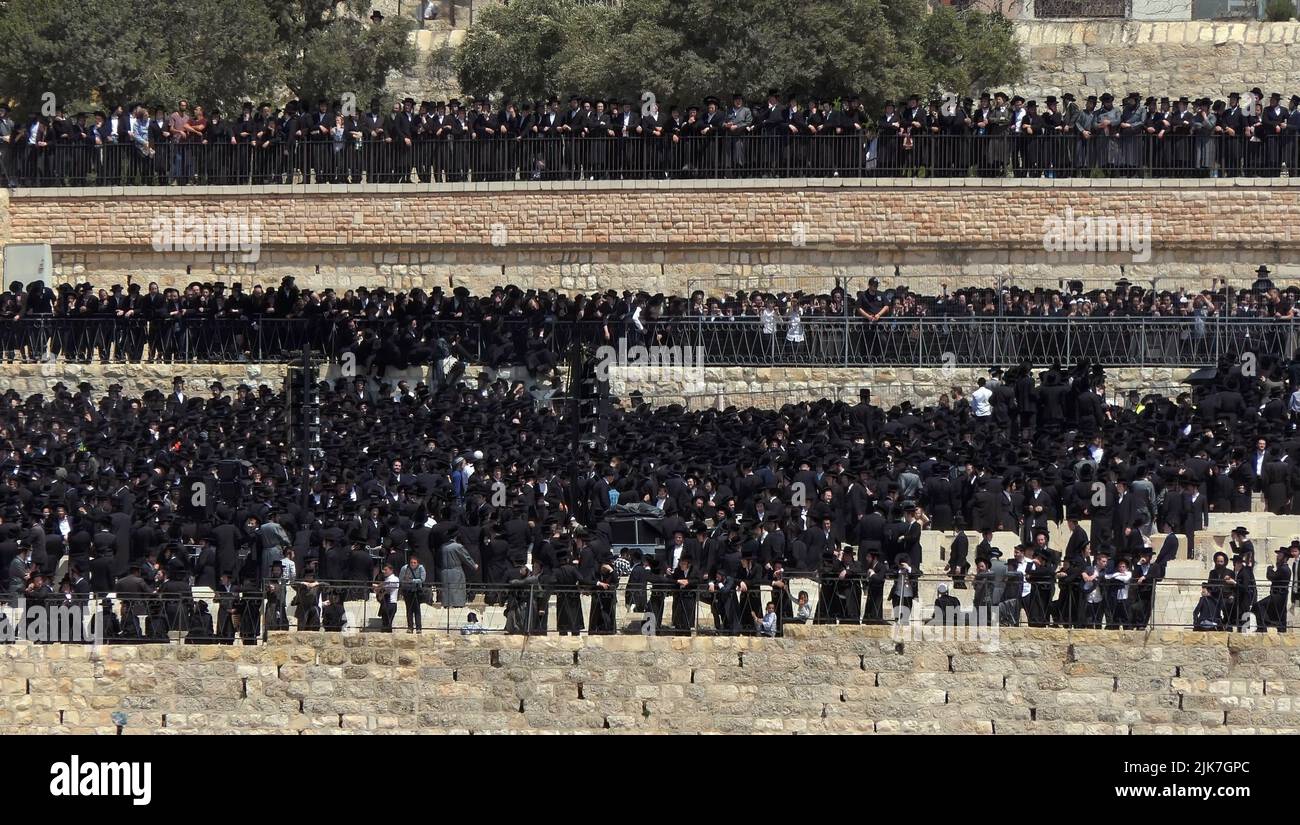 JERUSALEM, ISRAEL - JULY 31: Ultra-Orthodox Jewish mourners taking part in the funeral of Rabbi Yitzchok Tuvia Weiss at Mount of Olives cemetery on July 31, 2022 in Jerusalem, Israel. Weiss was leader of Edah Haredit, an umbrella organization of a number of isolationist, anti-Zionist haredi groups. He was known for his efforts to prevent the conscription of Orthodox Jews into the Israeli army. Credit: Eddie Gerald/Alamy Live News Stock Photo