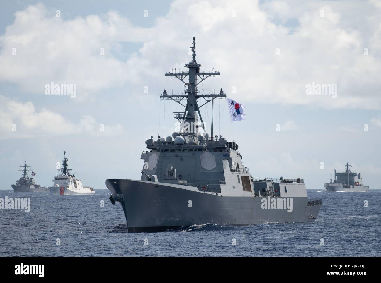 Pacific Ocean, United States. 28 July, 2022. Republic of Korea Navy Chungmugong Yi Sun-sin-class destroyer ROKS Sejong The Great sails in formation during Rim of the Pacific, July 28, 2022 in the Pacific Ocean.  Credit: MC1 Debra Daco/Planetpix/Alamy Live News Stock Photo