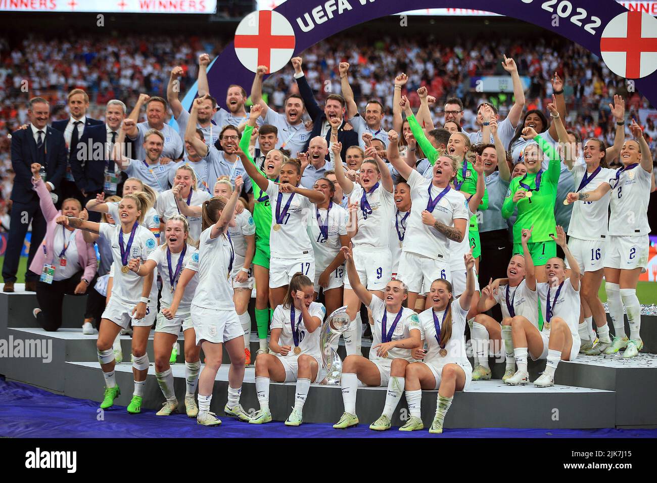London, UK. 31st July, 2022. England women's football team celebrate as lift the UEFA Women's Euro 2022 trophy after their victory after extra time. UEFA Women's Euro England 2022 Final, England women v Germany women at Wembley Stadium in London on Sunday 31st July 2022. this image may only be used for Editorial purposes. Editorial use only, license required for commercial use. No use in betting, games or a single club/league/player publications. pic by Steffan Bowen/Andrew Orchard sports photography/Alamy Live news Credit: Andrew Orchard sports photography/Alamy Live News Stock Photo
