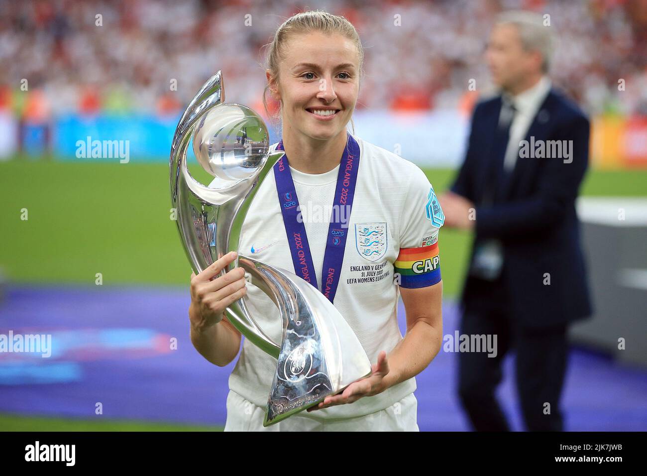 London, UK. 31st July, 2022. Leah Williamson of England Women celebrates with the trophy after the game. UEFA Women's Euro England 2022 Final, England women v Germany women at Wembley Stadium in London on Sunday 31st July 2022. this image may only be used for Editorial purposes. Editorial use only, license required for commercial use. No use in betting, games or a single club/league/player publications. pic by Steffan Bowen/Andrew Orchard sports photography/Alamy Live news Credit: Andrew Orchard sports photography/Alamy Live News Stock Photo