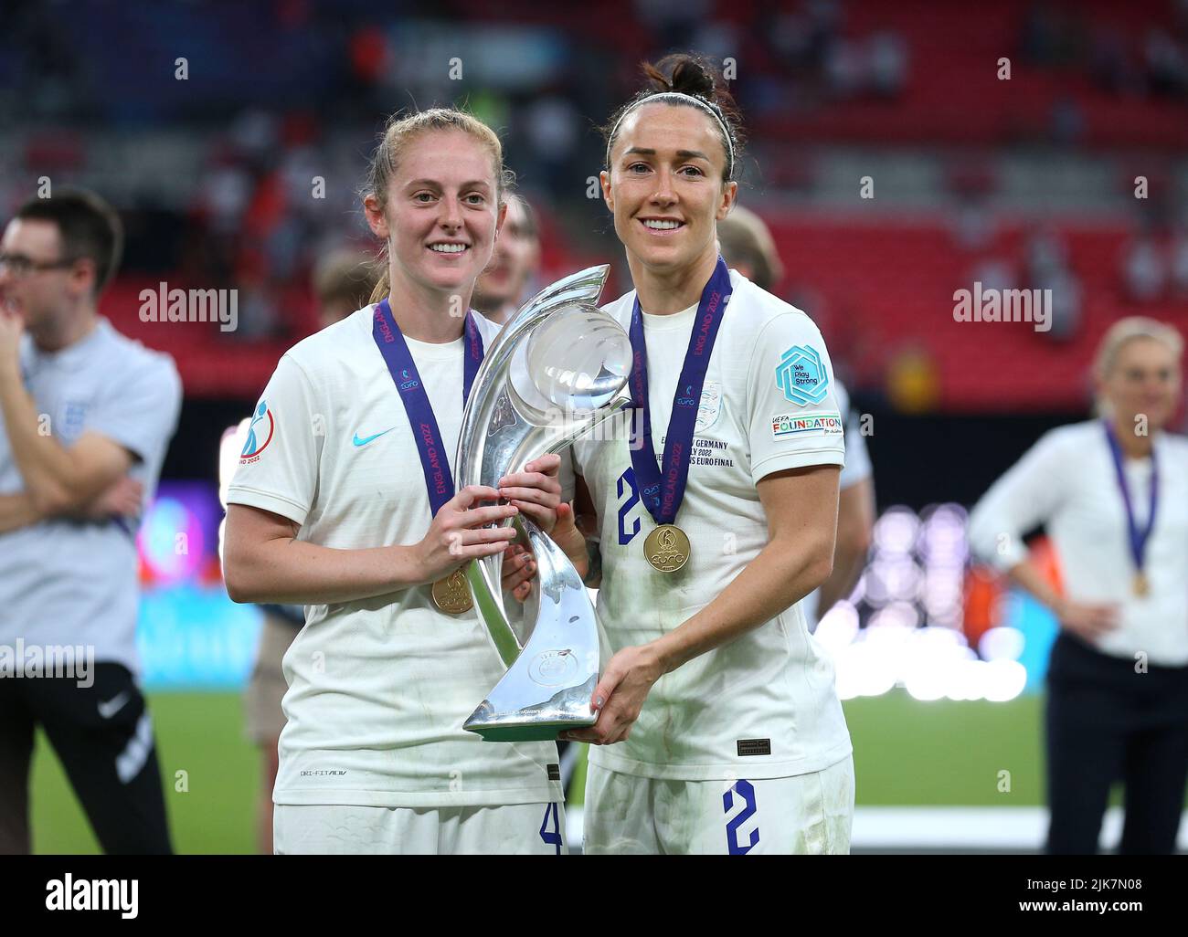 England's Keira Walsh (left) and Lucy Bronze celebrate with the trophy after England win the UEFA Women's Euro 2022 final at Wembley Stadium, London. Picture date: Sunday July 31, 2022. Stock Photo