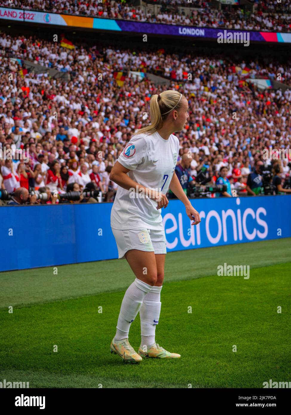 London, UK. 31st July, 2022. Beth Mead (7 England) lines up a corner during the UEFA Womens Euro 2022 Final football match between England and Germany at Wembley Stadium, England. (Foto: Claire Jeffrey/Sports Press Photo/C - ONE HOUR DEADLINE - ONLY ACTIVATE FTP IF IMAGES LESS THAN ONE HOUR OLD - Alamy) Credit: SPP Sport Press Photo. /Alamy Live News Stock Photo