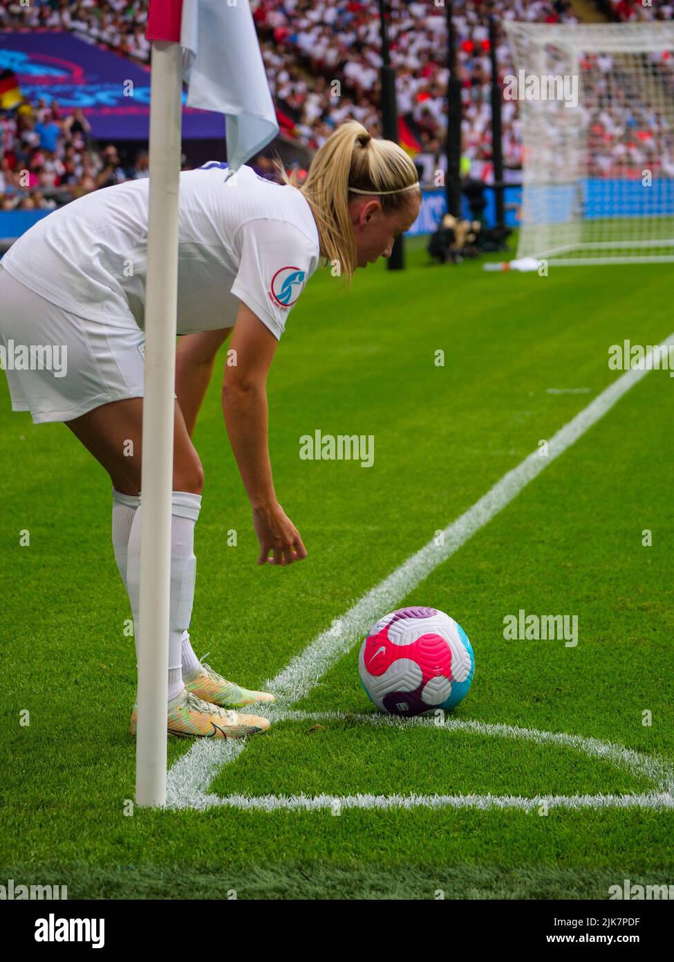 London, UK. 31st July, 2022. Beth Mead (7 England) lines up a corner during the UEFA Womens Euro 2022 Final football match between England and Germany at Wembley Stadium, England. (Foto: Claire Jeffrey/Sports Press Photo/C - ONE HOUR DEADLINE - ONLY ACTIVATE FTP IF IMAGES LESS THAN ONE HOUR OLD - Alamy) Credit: SPP Sport Press Photo. /Alamy Live News Stock Photo