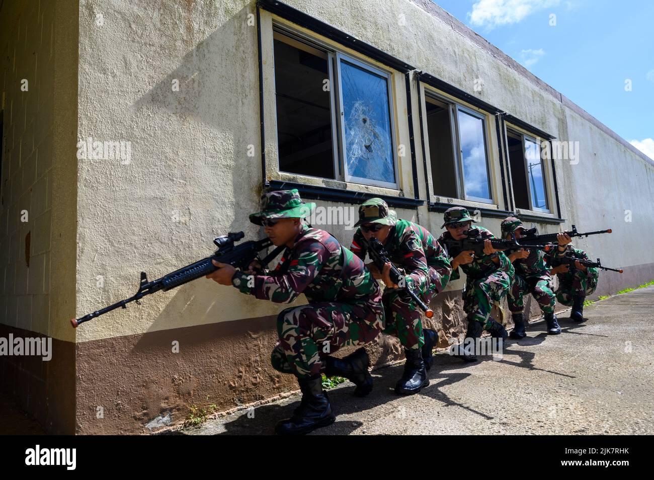 Piti, United States. 30 July, 2022. Indonesian National Armed Forces soldiers move to secure a building during joint training exercise Garuda Shield 2022 at Nimitz Training Area, July 30, 2022, in Piti, Guam. Credit: SSgt. Juan Torres/US Air Force Photo/Alamy Live News Stock Photo