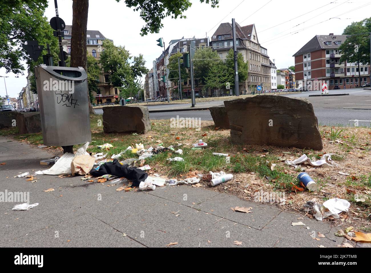 verstreuter Müll neben einem Mülleimer, Nordrhein-Westfalen, Deutschland, Köln Stock Photo