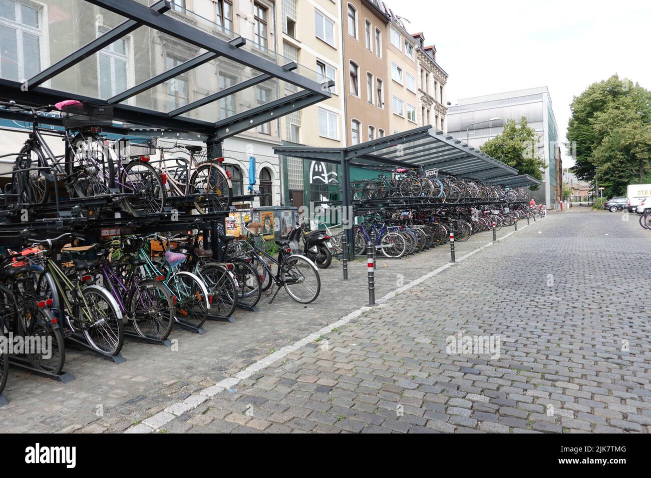 Doppelstöckige, überdachte Fahrradstellplätze am Südbahnhof, Nordrhein-Westfalen, Deutschland, Köln Stock Photo