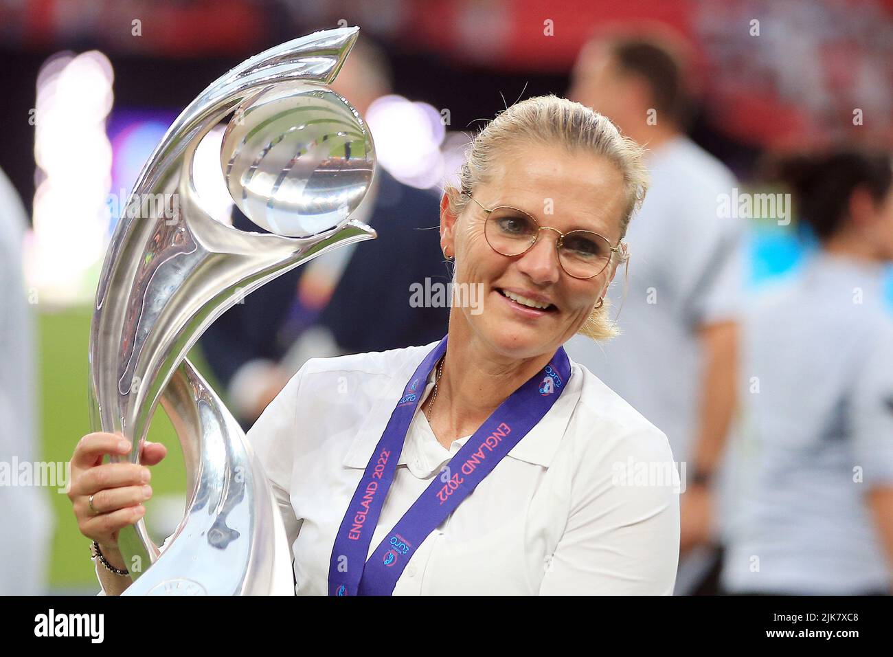 London, UK. 31st July, 2022. Sarina Wiegman, the England Women's football team Head Coach celebrates with the trophy after the game. UEFA Women's Euro England 2022 Final, England women v Germany women at Wembley Stadium in London on Sunday 31st July 2022. this image may only be used for Editorial purposes. Editorial use only, license required for commercial use. No use in betting, games or a single club/league/player publications. pic by Steffan Bowen/Andrew Orchard sports photography/Alamy Live news Credit: Andrew Orchard sports photography/Alamy Live News Stock Photo