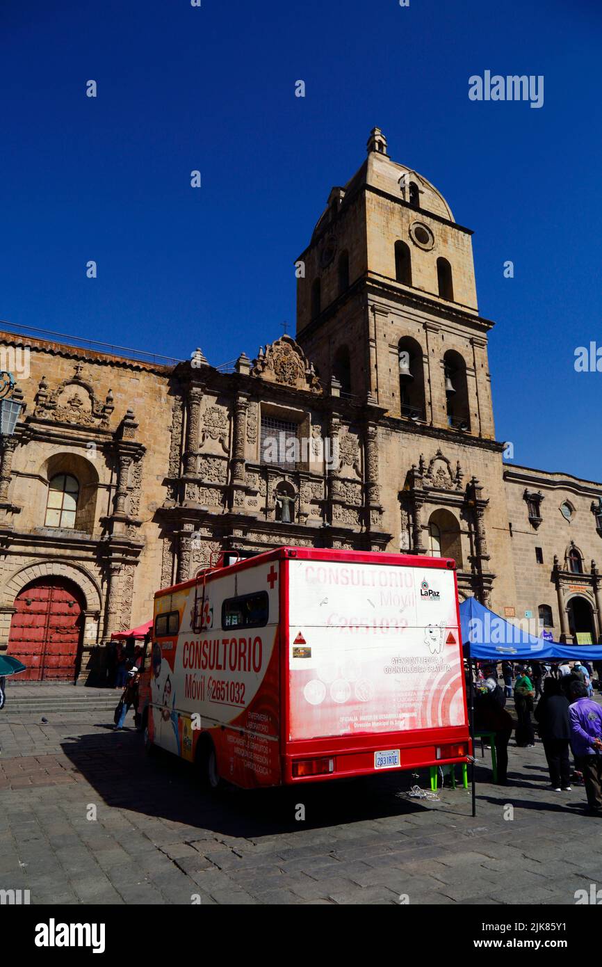 La Paz, Bolivia. 31st July 2022. A mobile health clinic offering free health and dental checks / consultations organised by the La Paz city authorities in Plaza San Francisco in the city centre. Behind is San Francisco church, the most important and impressive colonial church in the city. Stock Photo
