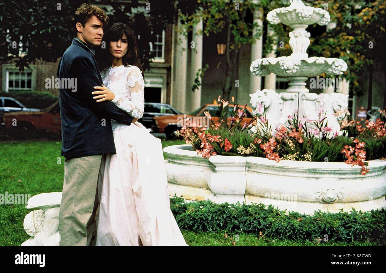 Tate Donovan & Sandra Bullock Film: Love Potion No. 9 (1991) Characters: Paul Matthews & Diane Farrow  Director: Dale Launer 13 November 1992   **WARNING** This Photograph is for editorial use only and is the copyright of 20 CENTURY FOX and/or the Photographer assigned by the Film or Production Company and can only be reproduced by publications in conjunction with the promotion of the above Film. A Mandatory Credit To 20 CENTURY FOX is required. The Photographer should also be credited when known. No commercial use can be granted without written authority from the Film Company. Stock Photo