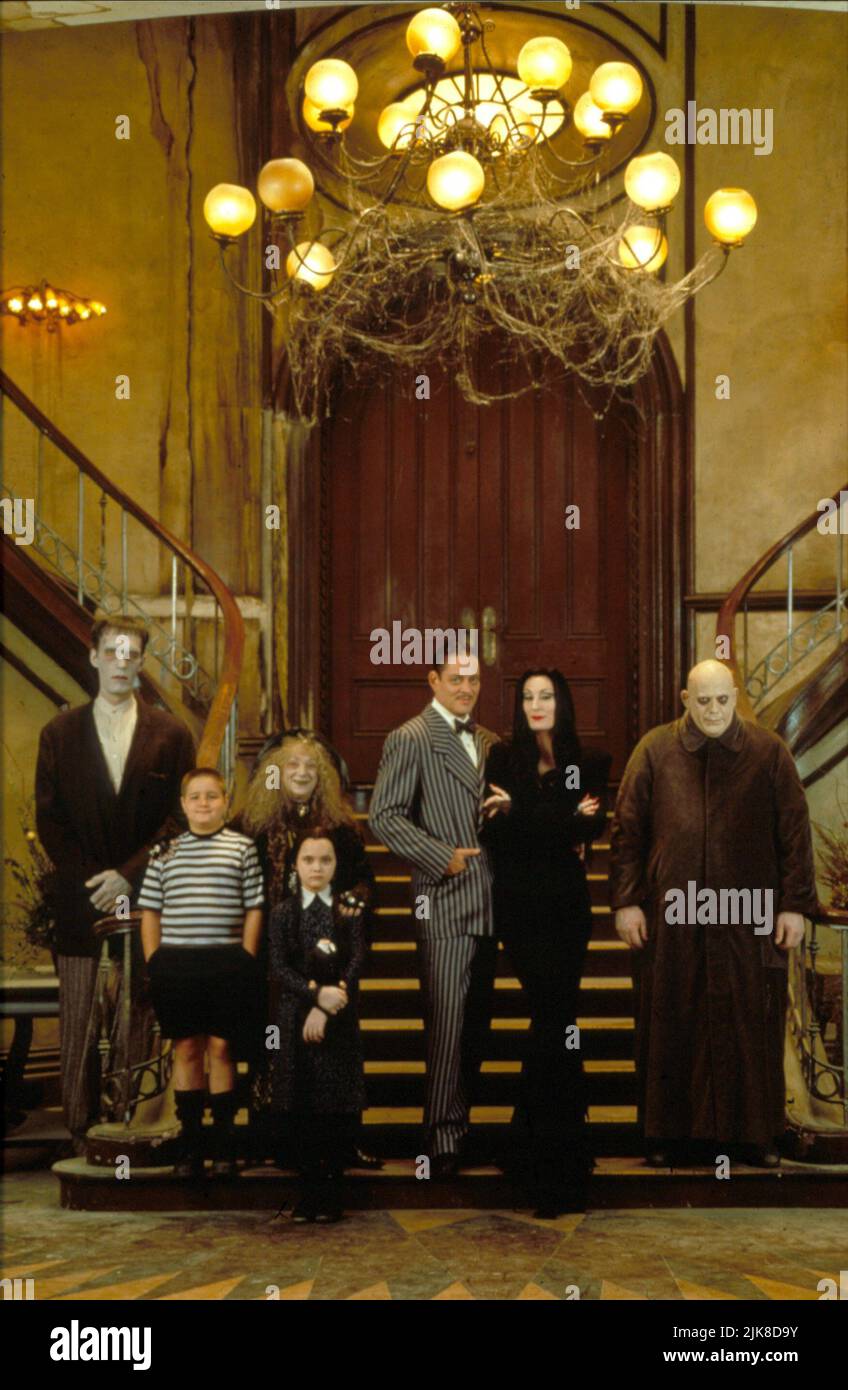 Carol Kane, Christina Ricci, Raul Julia, Carel Struycken, Anjelica Huston, Christopher Lloyd & Jimmy Workman Film: Addams Family Values (USA 1993) Characters: Grandma, Wednesday Addams, Gomez Addams, Lurch, Morticia Addams, Uncle Fester Addams, Pugsley Addams  Director: Barry Sonnenfeld 19 November 1993   **WARNING** This Photograph is for editorial use only and is the copyright of PARAMOUNT PICTURES and/or the Photographer assigned by the Film or Production Company and can only be reproduced by publications in conjunction with the promotion of the above Film. A Mandatory Credit To PARAMOUNT P Stock Photo