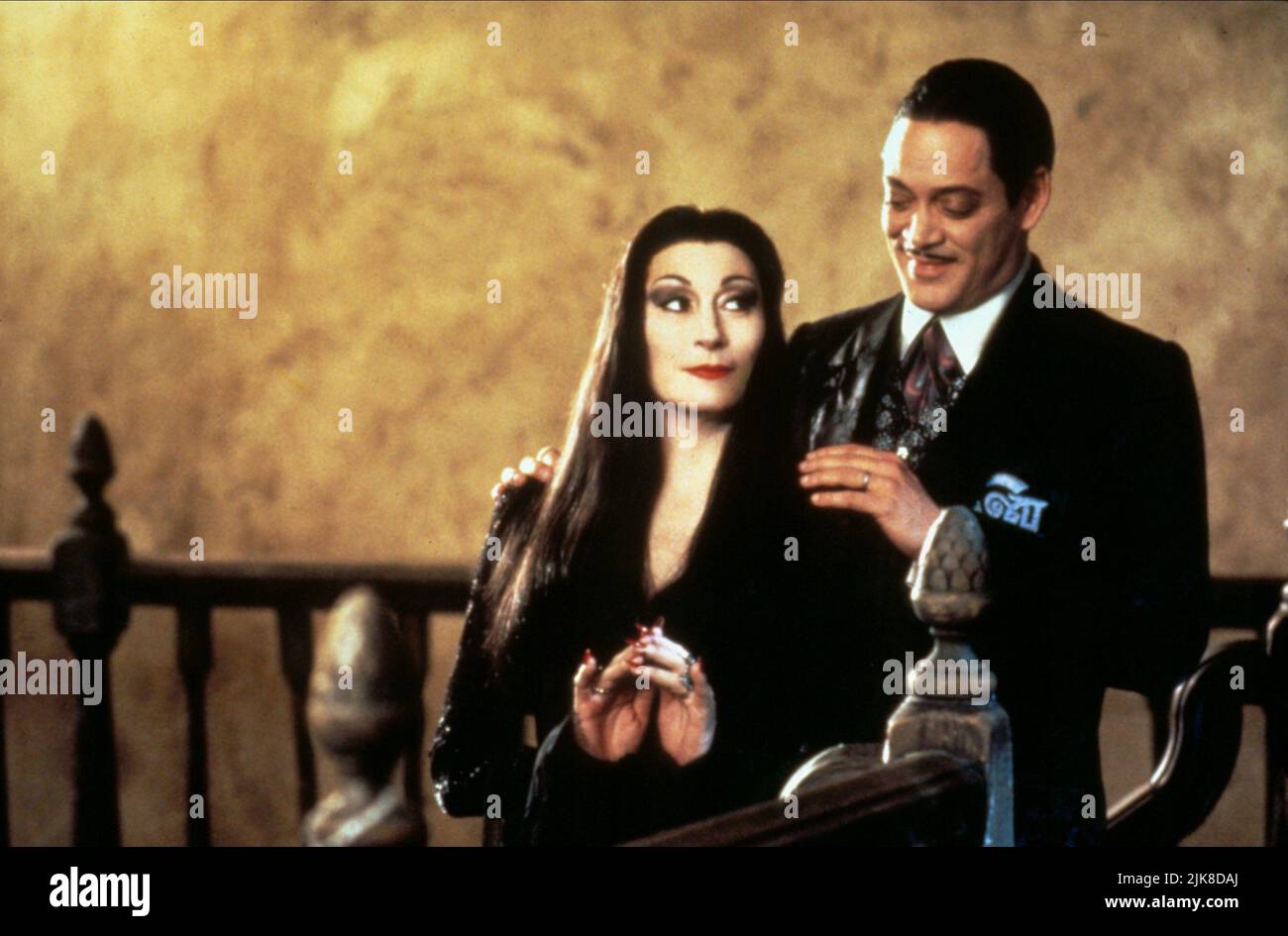 Anjelica Huston & Raul Julia Film: Addams Family Values (USA 1993) Characters: Morticia Addams, Gomez Addams  Director: Barry Sonnenfeld 19 November 1993   **WARNING** This Photograph is for editorial use only and is the copyright of PARAMOUNT PICTURES and/or the Photographer assigned by the Film or Production Company and can only be reproduced by publications in conjunction with the promotion of the above Film. A Mandatory Credit To PARAMOUNT PICTURES is required. The Photographer should also be credited when known. No commercial use can be granted without written authority from the Film Comp Stock Photo