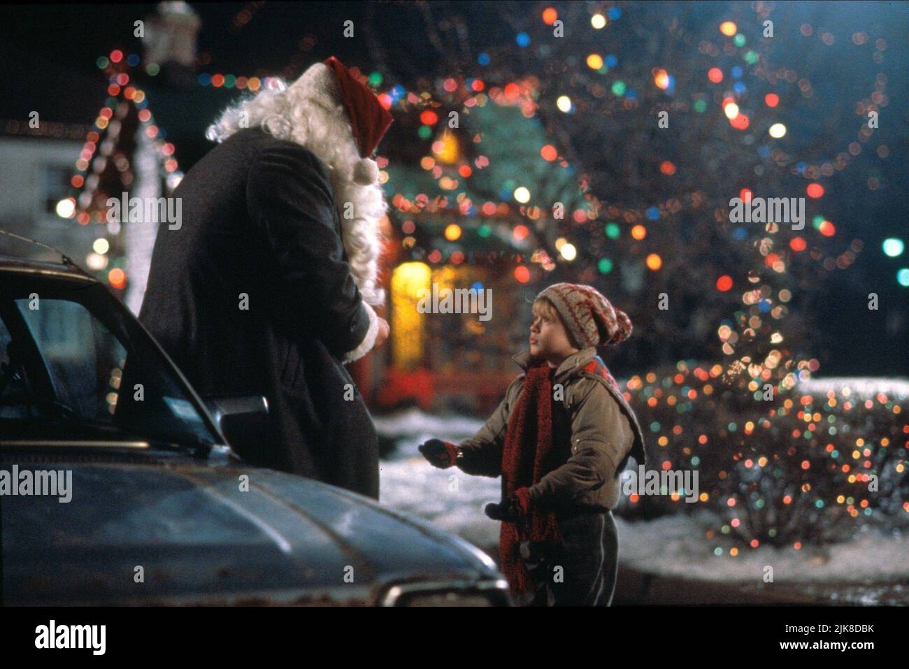 Father Christmas & Macaulay Culkin Film: Home Alone (USA 1990) Characters: Kevin McCallister  Director: Chris Columbus 10 November 1990   **WARNING** This Photograph is for editorial use only and is the copyright of 20TH CENTURY FOX and/or the Photographer assigned by the Film or Production Company and can only be reproduced by publications in conjunction with the promotion of the above Film. A Mandatory Credit To 20TH CENTURY FOX is required. The Photographer should also be credited when known. No commercial use can be granted without written authority from the Film Company. Stock Photo