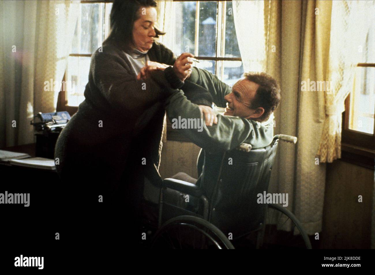 Kathy Bates & James Caan Film: Misery (USA 1990) Characters: Annie Wilkes, Paul Sheldon  / Literaturverfilmung (Based On The Book By Stephen King) Director: Rob Reiner 29 November 1990   **WARNING** This Photograph is for editorial use only and is the copyright of CASTLE ROCK ENTERTAINMENT and/or the Photographer assigned by the Film or Production Company and can only be reproduced by publications in conjunction with the promotion of the above Film. A Mandatory Credit To CASTLE ROCK ENTERTAINMENT is required. The Photographer should also be credited when known. No commercial use can be granted Stock Photo