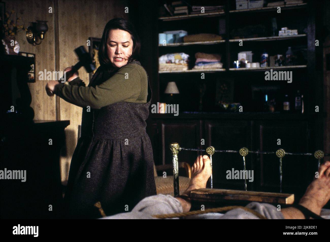 Kathy Bates & James Caan Film: Misery (USA 1990) Characters: Annie Wilkes  / Literaturverfilmung (Based On The Book By Stephen King) Director: Rob Reiner 29 November 1990   **WARNING** This Photograph is for editorial use only and is the copyright of CASTLE ROCK ENTERTAINMENT and/or the Photographer assigned by the Film or Production Company and can only be reproduced by publications in conjunction with the promotion of the above Film. A Mandatory Credit To CASTLE ROCK ENTERTAINMENT is required. The Photographer should also be credited when known. No commercial use can be granted without writt Stock Photo