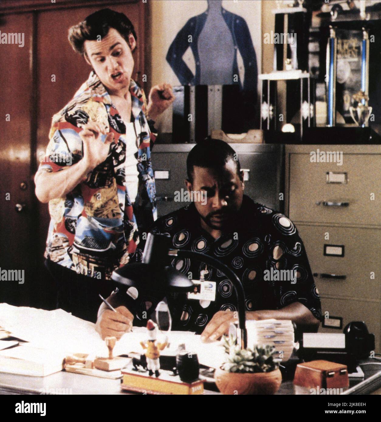 Jim Carrey & Tone Loc Film: Ace Ventura: Pet Detective (USA 1994) Characters: Ace Ventura, Emilio  Director: Tom Shadyac 04 February 1994   **WARNING** This Photograph is for editorial use only and is the copyright of MORGAN CREEK ENTERTAINMENT and/or the Photographer assigned by the Film or Production Company and can only be reproduced by publications in conjunction with the promotion of the above Film. A Mandatory Credit To MORGAN CREEK ENTERTAINMENT is required. The Photographer should also be credited when known. No commercial use can be granted without written authority from the Film Comp Stock Photo