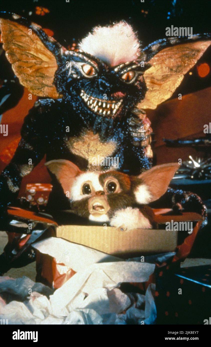 Mohawk Gremlin & Gizmo Film: Gremlins 2: The New Batch (USA 1990)   Director: Joe Dante 15 June 1990   **WARNING** This Photograph is for editorial use only and is the copyright of WARNER BROS. and/or the Photographer assigned by the Film or Production Company and can only be reproduced by publications in conjunction with the promotion of the above Film. A Mandatory Credit To WARNER BROS. is required. The Photographer should also be credited when known. No commercial use can be granted without written authority from the Film Company. Stock Photo