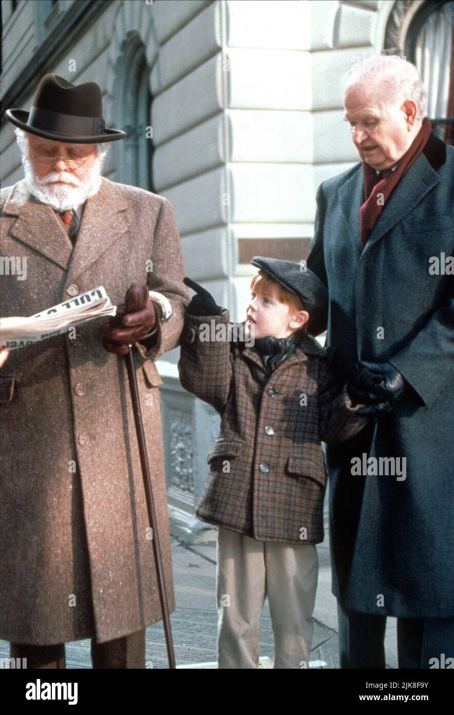 Richard Attenborough & Robert Prosky Film: Miracle On 34th Street (1994) Characters: Kris Kringle, Judge Henry Harper  Director: Les Mayfield 18 November 1994   **WARNING** This Photograph is for editorial use only and is the copyright of 20 CENTURY FOX and/or the Photographer assigned by the Film or Production Company and can only be reproduced by publications in conjunction with the promotion of the above Film. A Mandatory Credit To 20 CENTURY FOX is required. The Photographer should also be credited when known. No commercial use can be granted without written authority from the Film Company Stock Photo