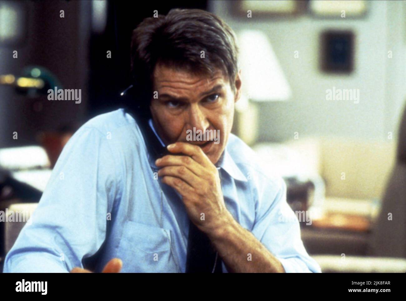 Harrison Ford Film: Clear And Present Danger (USA 1994) Characters: Jack Ryan  / Literaturverfilmung (Based On The Book By Tom Clancy) Director: Phillip Noyce 03 August 1994   **WARNING** This Photograph is for editorial use only and is the copyright of PARAMOUNT PICTURES and/or the Photographer assigned by the Film or Production Company and can only be reproduced by publications in conjunction with the promotion of the above Film. A Mandatory Credit To PARAMOUNT PICTURES is required. The Photographer should also be credited when known. No commercial use can be granted without written authorit Stock Photo