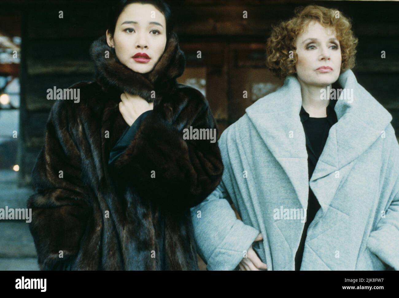 Joan Chen & Piper Laurie Film: Twin Peaks (TV-Serie) Characters: Jocelyn Packard, Catherine Martell  Usa 1990-1991, / Dt. Titel Auch: 'Das Geheimnis Von Twin Peaks' 08 April 1990   **WARNING** This Photograph is for editorial use only and is the copyright of TWIN PEAKS PRODUCTIONS and/or the Photographer assigned by the Film or Production Company and can only be reproduced by publications in conjunction with the promotion of the above Film. A Mandatory Credit To TWIN PEAKS PRODUCTIONS is required. The Photographer should also be credited when known. No commercial use can be granted without wri Stock Photo