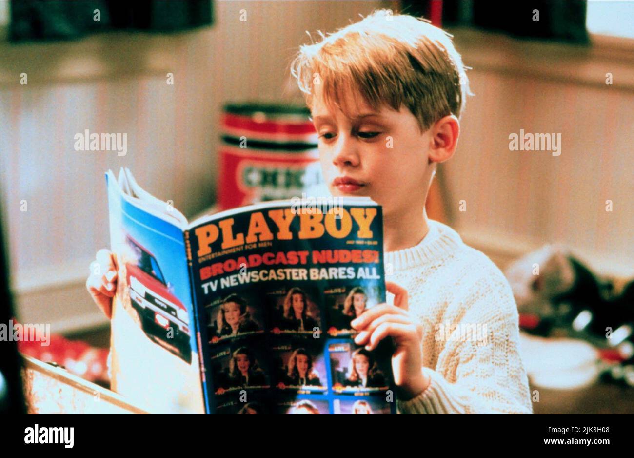 Macaulay Culkin Film: Home Alone (USA 1990) Characters: Kevin McCallister  Director: Chris Columbus 10 November 1990   **WARNING** This Photograph is for editorial use only and is the copyright of 20TH CENTURY FOX and/or the Photographer assigned by the Film or Production Company and can only be reproduced by publications in conjunction with the promotion of the above Film. A Mandatory Credit To 20TH CENTURY FOX is required. The Photographer should also be credited when known. No commercial use can be granted without written authority from the Film Company. Stock Photo