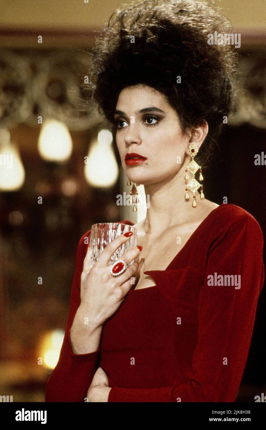 Teri Hatcher Film: Soapdish (USA 1991) Characters: Ariel Maloney / Dr. Monica Demonico  Director: Michael Hoffman 31 May 1991   **WARNING** This Photograph is for editorial use only and is the copyright of PARAMOUNT PICTURES and/or the Photographer assigned by the Film or Production Company and can only be reproduced by publications in conjunction with the promotion of the above Film. A Mandatory Credit To PARAMOUNT PICTURES is required. The Photographer should also be credited when known. No commercial use can be granted without written authority from the Film Company. Stock Photo