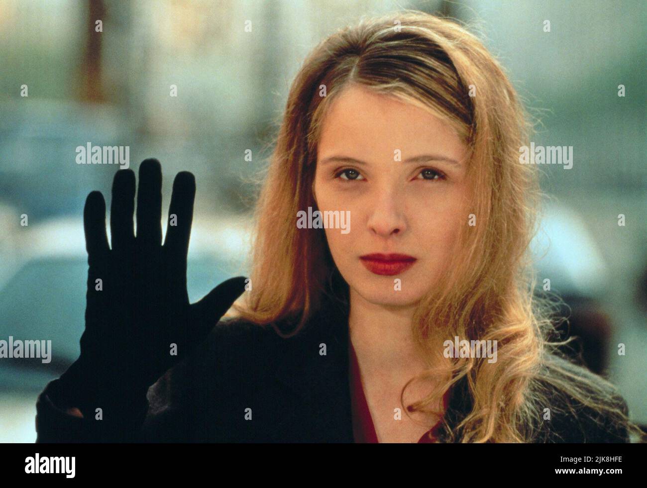Julie Delpy Film: Three Colours: White; Trois Couleurs: Blanc; Three Colors: White (Trois couleurs: Blanc) Characters: Dominique  Fr/Ch/Pl 1994, Director: Krzysztof Kieslowski 26 January 1994   **WARNING** This Photograph is for editorial use only and is the copyright of CAB PRODUCTIONS and/or the Photographer assigned by the Film or Production Company and can only be reproduced by publications in conjunction with the promotion of the above Film. A Mandatory Credit To CAB PRODUCTIONS is required. The Photographer should also be credited when known. No commercial use can be granted without writ Stock Photo