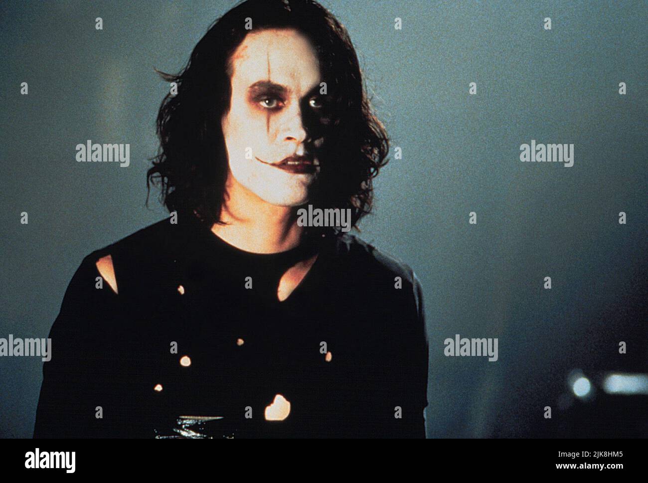 Brandon Lee Film: The Crow (USA 1994) Characters: Eric Draven  Director: Alex Proyas 11 May 1994   **WARNING** This Photograph is for editorial use only and is the copyright of BUENA VISTA INTERNATIONAL and/or the Photographer assigned by the Film or Production Company and can only be reproduced by publications in conjunction with the promotion of the above Film. A Mandatory Credit To BUENA VISTA INTERNATIONAL is required. The Photographer should also be credited when known. No commercial use can be granted without written authority from the Film Company. Stock Photo